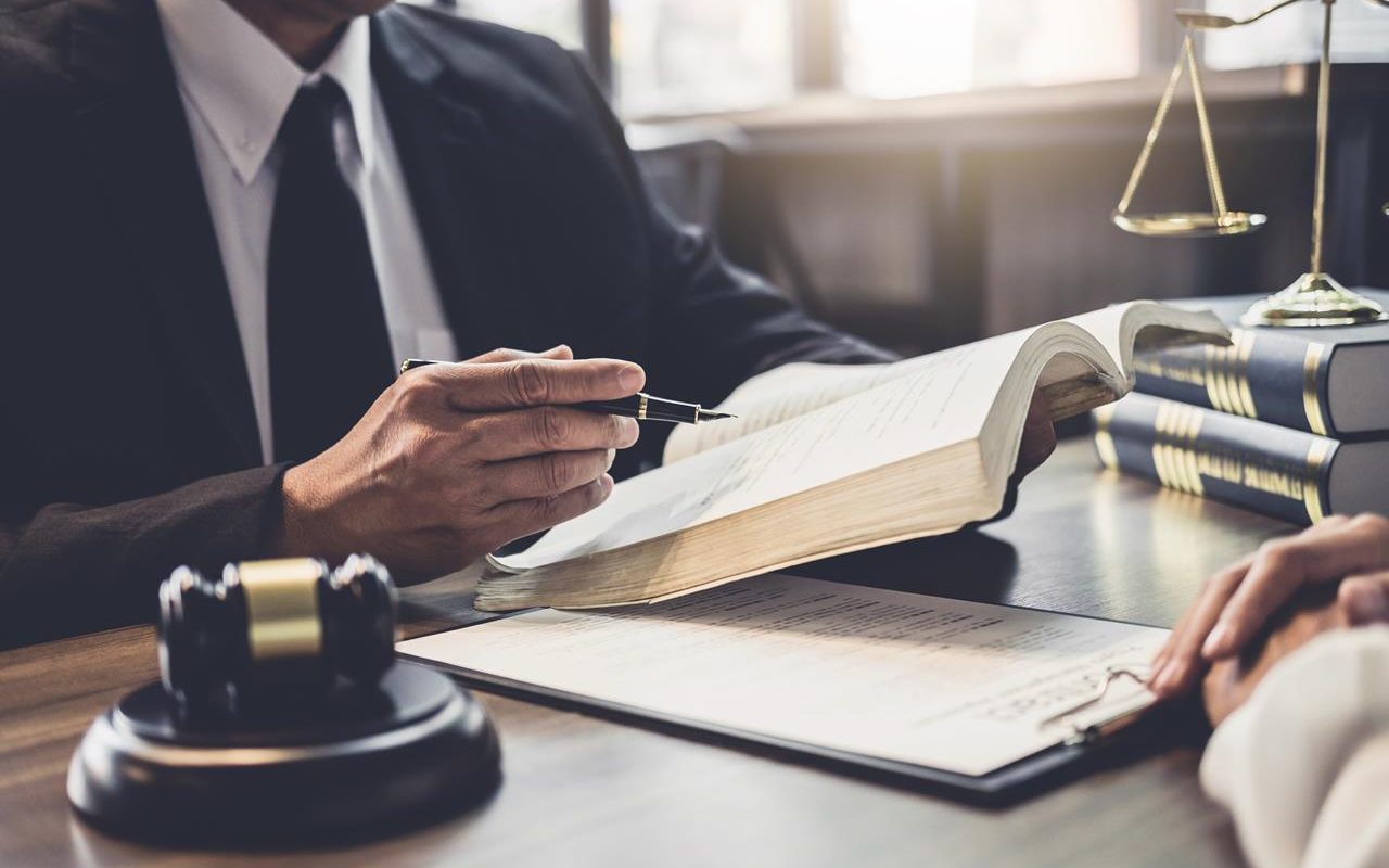 publications-businesswoman-lawyer-judge-consult-having-meeting-660x400@2x (1) publications-businesswoman-lawyer-judge-consult-having-meeting-660x400@2x (1)